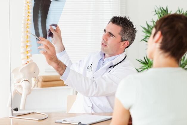 zdravnik pokaže poškodbe hrbtenice zaradi cervikalne osteohondroze